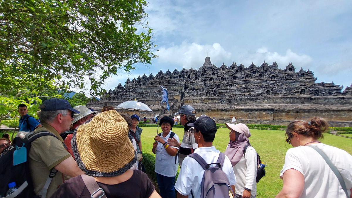 Rombongan Tur Wisata Premium dari Prancis Sambangi Candi Borobudur dan Prambanan, Datang dengan Pesawat Carter