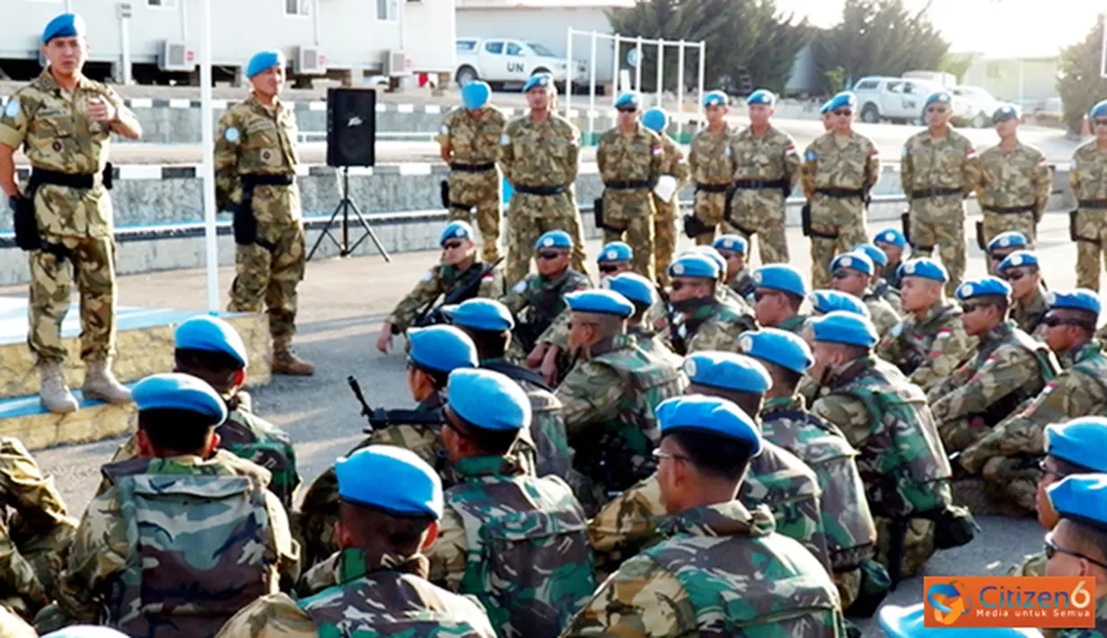Citizen6, Lebanon: Dansatgas Indobatt Kontingen Garuda UNIFIL, Letkol Inf Suharto Sudarsono melaksanakan inspeksi kesiapan personel di Lapangan Soekarno Markas Indobatt UN Posn 7-1, Lebanon Selatan, Senin (22/10). (Pengirim: Badarudin Bakri).