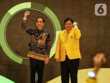 Presiden Joko Widodo (tengah) dan Ketua Umum Partai Golkar Airlangga Hartarto (kanan) saat peringatan HUT ke-55 Partai Golkar di Jakarta, Rabu (6/11/2019). HUT ke-55 Partai Golkar mengangkat tema '55 Tahun Partai Golkar Bersatu untuk Negeri Berkarya untuk Bangsa'. (Liputan6.com/JohanTallo)