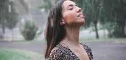 ilustrasi perempuan menyukai hujan/Photo by Thiago Silva/Pexels