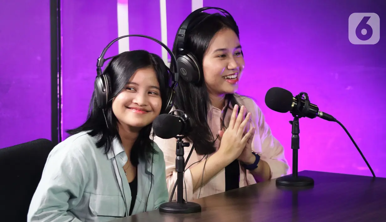Duet Mayang dan Chika saat tampil dalam acara Podcast di studio Liputan6.com, Jakarta, Rabu (19/1/2022). Dalam acara bincang ringan tersebut, adik dari mendiang Vannesa Angel tersebut banyak bercerita seputar kehidupan dan karier. (Liputan6.com/Helmi Fithriansyah)