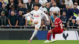 Main dengan sembilan pemain pada laga penuh drama, Liverpool kalah dramatis 1-2 dari tuan rumah Tottenham Hotspur pada lanjutan Liga Inggris. (AP Photo/Alberto Pezzali)