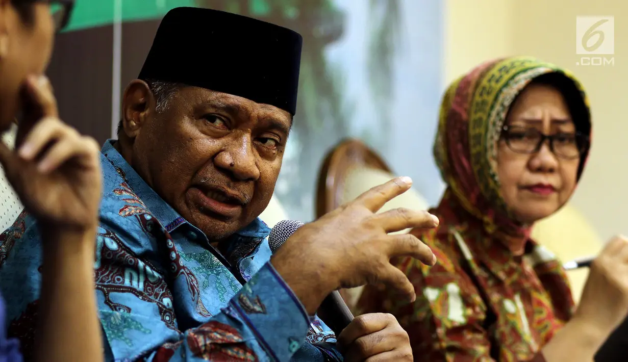 Ketua Komisi VIII Ali Taher Parasong (kiri) bersama peneliti LIPI Siti Zuhro saat diskusi legislasi di Jakarta, Selasa (9/10). Diskusi bertujuan agar bantuan korban gempa Kota Palu tepat sasaran dan tidak diselewengkan. (Liputan6.com/JohanTallo)