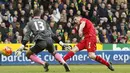 Proses terjadinya gol keempat Liverpool ke gawang Norwich yang dicetak oleh James Milner. Ini merupakan kemenangan ke sembilan bagi The Reds. (Reuters/John Sibley)