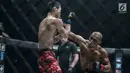 Petarung Filipina, Rene Catalan (kanan) berusaha melakukan pukulan ke petarung China, Peng Xue Wen (kiri) saat berlaga pada One Championship di Jakarta, Sabtu (20/1). Petarung Rene Catalan menang atas Peng Xue Wen. (Liputan6.com/Faizal Fanani)