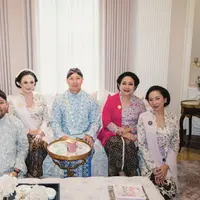 Tata Cahyani dan Putrinya saat Hadir Proses Siraman Darma Mangkuluhur. [@regowo.hediprasetyo]