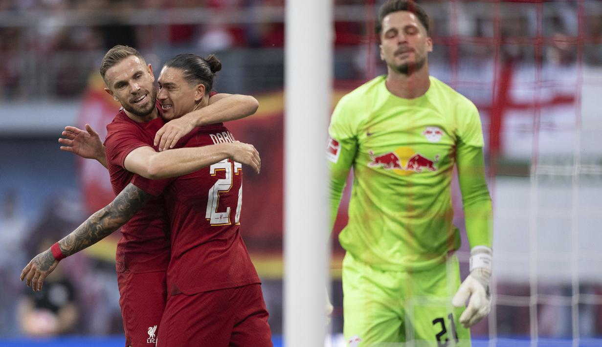 Darwin Nunez. Striker Uruguay berusia 23 tahun yang baru saja bergabung dengan Liverpool usai didatangkan dari Benfica dengan biaya 75 juta euro di bursa transfer musim panas 2022/2023 ini total telah 3 kali tampil dalam pramusim 2022/2023. Pada laga pertama (12/7/2022) menghadapi Manchester United di Rajamangala Stadium, Bangkok, Liverpool kalah 0-4 dan penampilannya banyak mendapat cibiran. Di laga kedua (15/7/2022) saat menang 2-0 atas Crystal Palace, penampilannya lebih baik meski belum mencetak gol. Pada laga ketiga (21/7/2022) saat menang telak 5-0 atas RB Leipzig, aksi ciamiknya menghasilkan 4 gol bagi The Reds. (dpa via AP/Hendrik Schmidt)