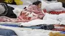 Seorang perempuan yang melarikan diri dari konflik dari negara tetangga Ukraina terbungkus selimut di sebuah kamp pengungsi di Voluntari, Rumania, 1 Maret 2022. Memasuki hari keenam invasi Rusia ke Ukraina masih juga terus berlanjut. (AP Photo/Andreea Alexandru)
