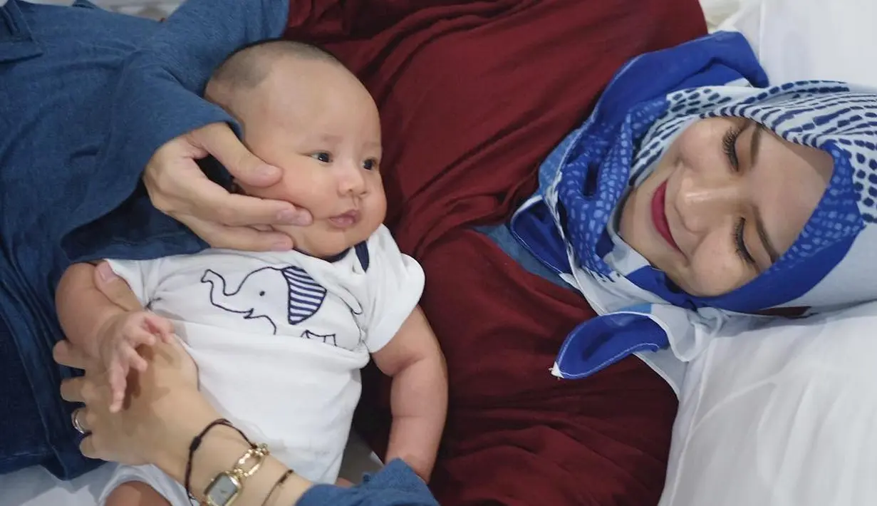 "Anak-anak Alhamdulillah aku punya guru ngaji yang mempunyai metode itu menyenangkan sekali. Kebetulan guru ngaji itu, ketika aku liat metodenya, fun learning banget, menyenangkan sekali," kata Zaskia. (Instagram/zaskiadyamecca)