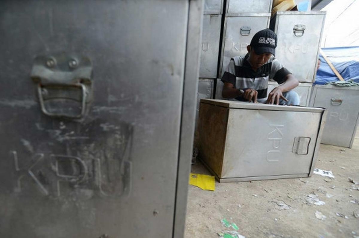 Persiapan Pilkada serentak, KPUD Tangerang perbaiki kotak suara