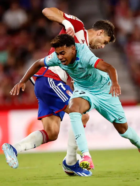 Zaragoza lagi-lagi jadi mimpi buruk Barcelona. Serangan sederhana di menit ke-29 berhasil dimaksimalkan lagi untuk jadi gol kedua Granada. (AP Photo/Fermin Rodriguez)