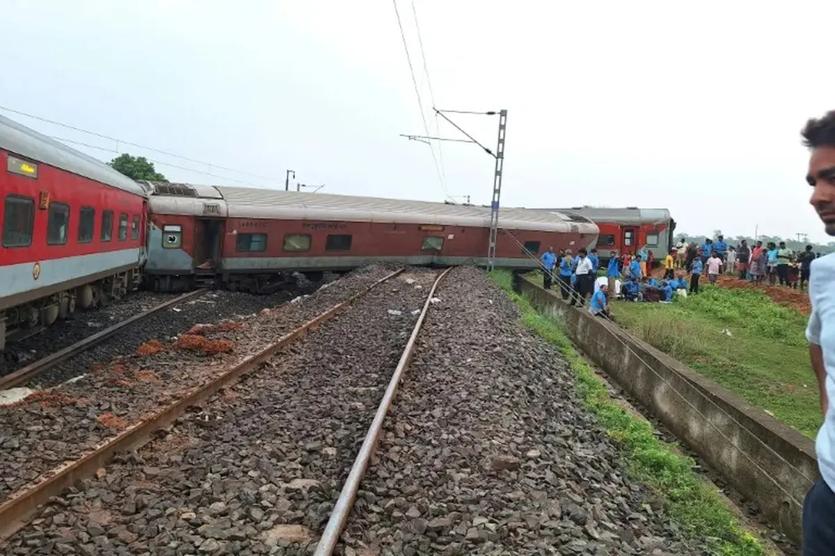 Kereta penumpang India Howrah-Mumbai Express tergelincir dan beberapa gerbongnya terbalik pada hari Selasa (30 Juli 2024)  di dekat Jamshedpur, negara bagian Jharkhand di India timur.(AFP/Somnath Sen)