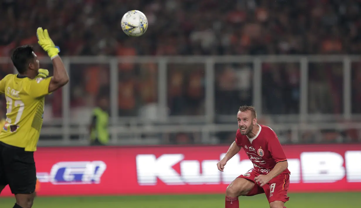Gelandang Persija Jakarta, Joan Tomas, berusaha mencetak gol ke gawang Persipura Jayapura pada laga Shopee Liga 1 di Stadion Utama Gelora Bung Karno, Senayan, Jakarta, Kamis (28/11). Persija menang 1-0 atas Persipura. (Bola.com/Yoppy Renato)