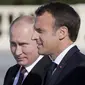 Presiden Rusia Vladimir Putin dan Presiden Emmanuel Macron ketika bertemu pada hari Kamis, 24 Mei 2018, di St Petersburg (AP Photo/Dmitri Lovetsky, Pool)