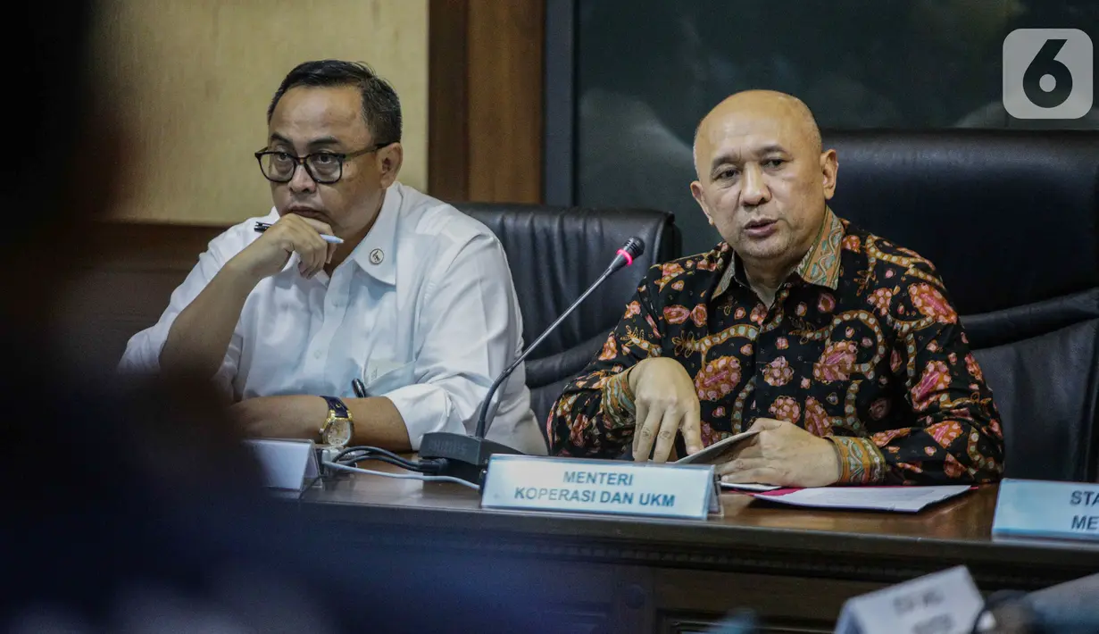 Menteri Koperasi dan UKM Teten Masduki (kanan) memberi keterangan saat konferensi pers di Kementerian Koperasi dan UKM, Jakarta, Selasa (5/11/2019). Teten menyatakan pihaknya bertekad membawa produk-produk UMKM masuk ke dalam rantai pasok global (global value chain). (Liputan6.com/Faizal Fanani)