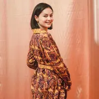 Di acara Gala Premiere, Clara Bernadeth mengenakan dress berwarna cokelat dari ikat Indonesia. (instagram/clarabernadeth)