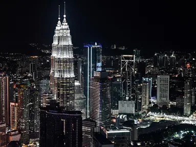 Gambar pada 14 Februari 2019 menunjukkan Menara Kembar Petronas dan cakrawala kota yang terlihat dari dek observasi Menara Kuala Lumpur di ibu kota Malaysia. Dari sini pengunjung bisa mengamati segala penjuru kota Kuala Lumpur. (Mohd RASFAN / AFP)