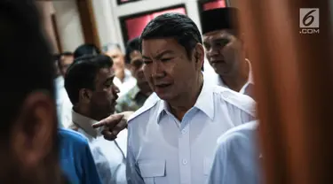 Wakil Ketua Dewan Pembina Gerindra Hashim Djojohadikusumo melapor ke KPU RI di Jalan Imam Bonjol, Menteng, Jakarta, Senin (11/3). Koalisi Adil Makmur melaporkan soal penemuan DPT (daftar pemilih tetap) ganda ke KPU RI. (Liputan6.com/Faizal Fanani)