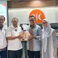 Politikus Partai Amanat Nasional (PAN), Bima Arya, menyerahkan bingkisan jeruk oranye berpita biru saat mendatangi markas DPW Jawa Barat PKS, Kota Bandung, Senin, 10 Juni 2024. (Dok. PAN).