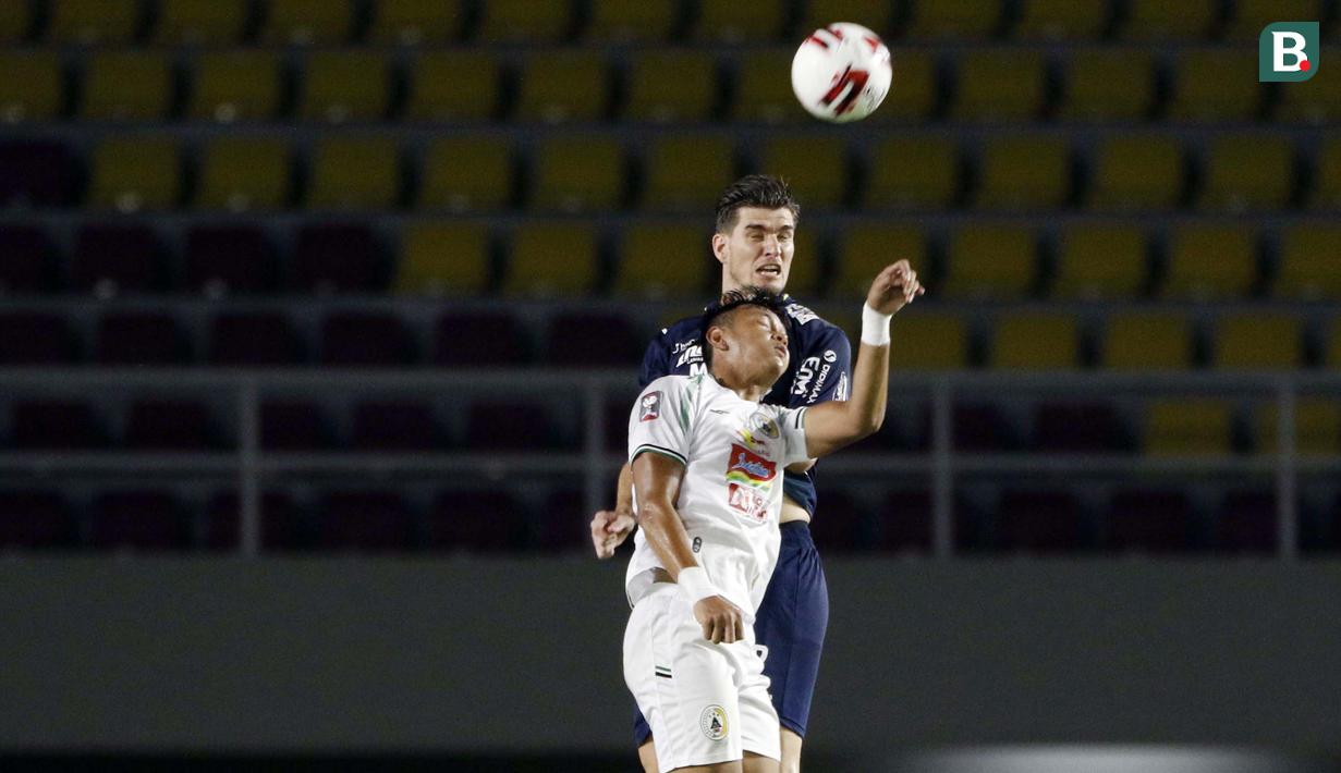 Bek tengah Persib Bandung, Nick Kuipers memperlihatkan permainan yang sangat apik selama Piala Menpora 2021. Meski Persib Bandung cukup banyak kebobolan, pemain asal Belanda ini punya peran penting dalam menggagalkan serangan demi serangan di kotak penalti. (Foto: Bola.com/Ikhwan Yanuar)