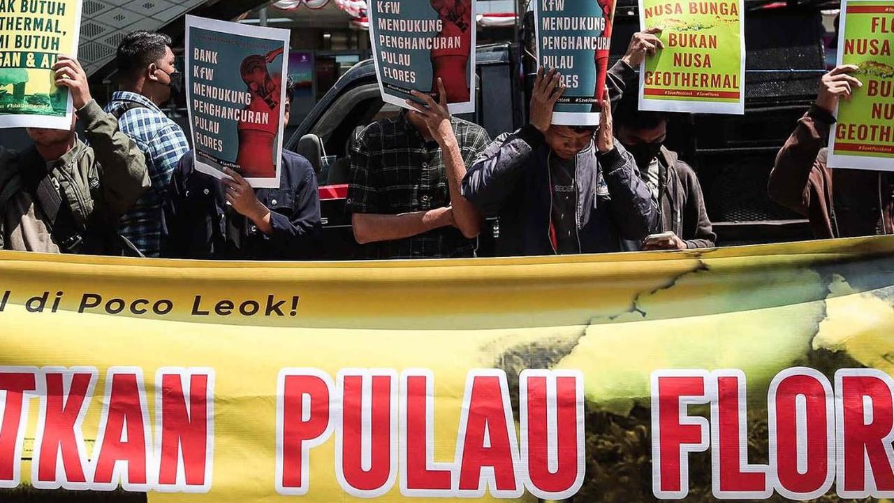 Sejumlah pengunjuk rasa menggelar aksi di depan Kedutaan Besar Jerman, Jalan MH Thamrin, Jakarta Pusat, Rabu (9/8/2023). Mereka menentang proyek geothermal di Gunung Poco Leok, Pulau Flores, Nusa Tenggara Timur.