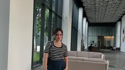 Atasan bermotif garis-garis hitam putih yang dipakai Tissa Biani memberikan kesan kasual tetapi tetap klasik. Motif garis-garis seperti ini sering dianggap sebagai gaya yang versatile dan timeless, cocok untuk berbagai suasana. (Liputan6.com/IG/@tissabiani)