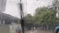 Hujan yang mengguyur sejak dini hari, Jumat (22/3/2024) menyebabkan Jakarta dikepung sejumlah titik banjir. Salah satunya ada di pintu keluar Tol Rawa Buaya, Jakarta Barat. (Liputan6.com/Muhammad Radityo Priyasmoro)