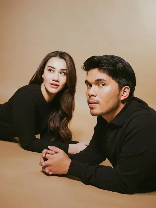 Jelang anniversary pernikahan, Aaliyah Massaid unggah hasil photoshoot saat masa pacaran. Foto-foto throwback itu bikin pasutri ini disebut bak pasangan hollywood. Kita intip potret detailnya yuk! @aaliyah.massaid]
