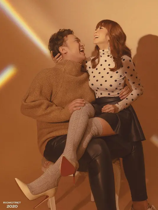 Tidak berlebihan, Gilang hanya melakukan hal-hal sederhana namun menurutnya sangat bermanfaat untuk mengatasi kebosanan Adiezty. Seperti halnya menyuapi makanan dan menyediakan buku kesukaan sang istri. (Instagram/gilangdirga)