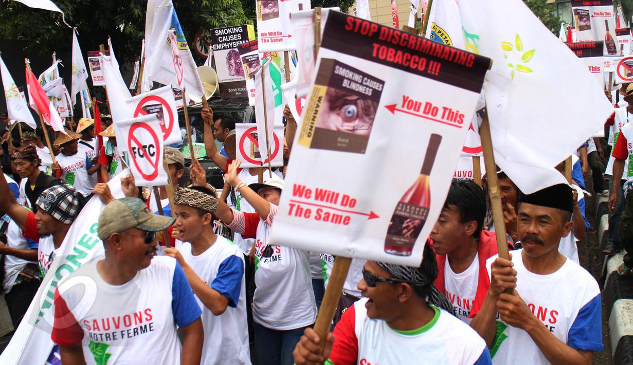 Ratusan petani yang tergabung dalam APTI membawa poster saat berunjukrasa di depan Kedutaan Besar Prancis, Jakarta, Selasa (9/6/2015). Dalam aksinya mereka meminta pemerintah Perancis untuk tidak mendiskriminasikan tembakau.  (Liputan6.com/Johan Tallo)