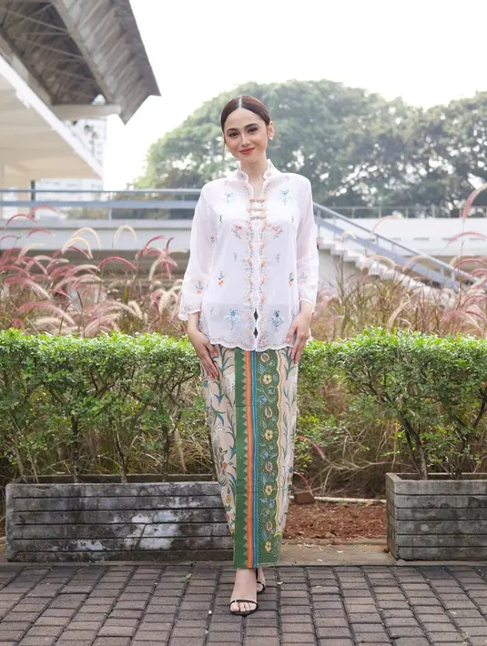 Syifa Hadju tampil mengenakan kebaya encim warna putih dengan aksen bordiran bunga yang minimalis. [@syifahadju].