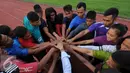 Official serta atlet atletik melakukan tos usai mengadakan pertemuan jelang laga Singapore Open 2016 di Stadion Madya Senayan, Jakarta, Senin (25/4/2016). Tim atletik akan berlaga di Singapore Open, 28 April mendatang. (Liputan6.com/Helmi Fithriansyah)