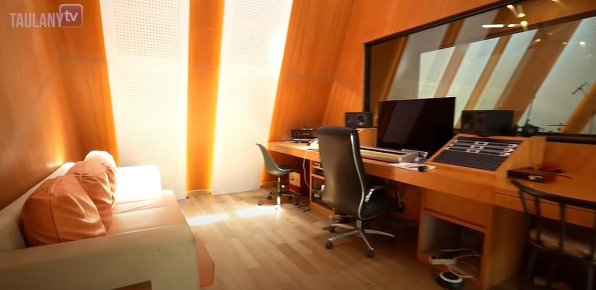 7 Potret Studio Ello yang Berada di Rooftop Rumah, Desain Mirip Rumah Panggung - Jadi Tempat Berkarya
