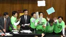 Anggota parlemen dari Partai Progresif Demokratik (DPP) melempar berkas saat melakukan protes di Parlemen di Taipei (20/4). Para legislator tersebut bentrok saat membahas rancangan undang-undang untuk mereformasi sistem pensiun militer.(AFP Photo/Sam Yeh)