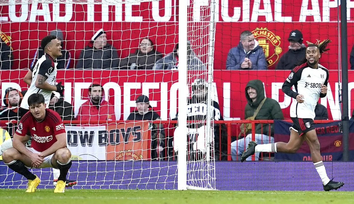 Pemain Fulham, Alex Iwobi, melakukan selebrasi setelah mencetak gol ke gawang Manchester United pada laga pekan ke-26 Premier League 2023/2024 di Stadion Old Trafford, Sabtu (24/2/2024). Fulham berhasil menang berkat gol Calvin Bassey dan Alex Iwobi. Sementara gol Setan Merah dicetak oleh Harry Maguire. (AP Photo/Dave Thompson)