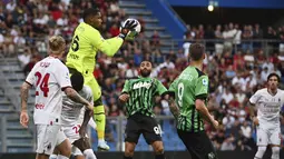 Kiper Milan Mike Maignan beraksi menangkap bola saat bertanding melawan Sassuolo pada pertandingan lanjutan Liga Serie A Italia di stadion Mapei - Citta del Tricolore di Reggio Emilia (30/8/2022). AC Milan bermain imbang atas Sassuolo dengan skor 0-0. (Massimo Paolone / LaPresse via AP)