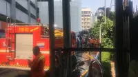 Kesibukan petugas damkar di gedung Kemenhub, Jalan Medan Merdeka Barat, Minggu (8/7/2018). (Liputan6.com/Fachrur Rozie)