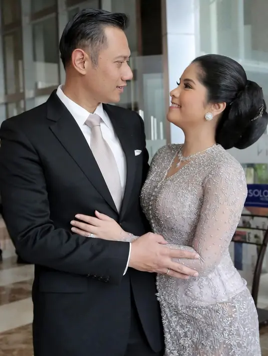 Potret yang satu ini bisa dijadikan inspirasi kondangan bersama pasangan. Di mana AHY dengan setelan jasnya terlihat serasi dengan Anisa Pohan yang kenakan kebaya modern [@annisayudhoyono]