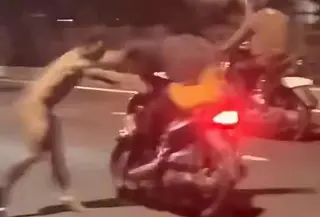 Seorang pria dalam kondisi mabuk dan tanpa mengenakan pakaian mengamuk di Jalan Lenteng Agung, Jagakarsa, Jakarta Selatan. (Foto: Tangkapan Layar Sosmed)