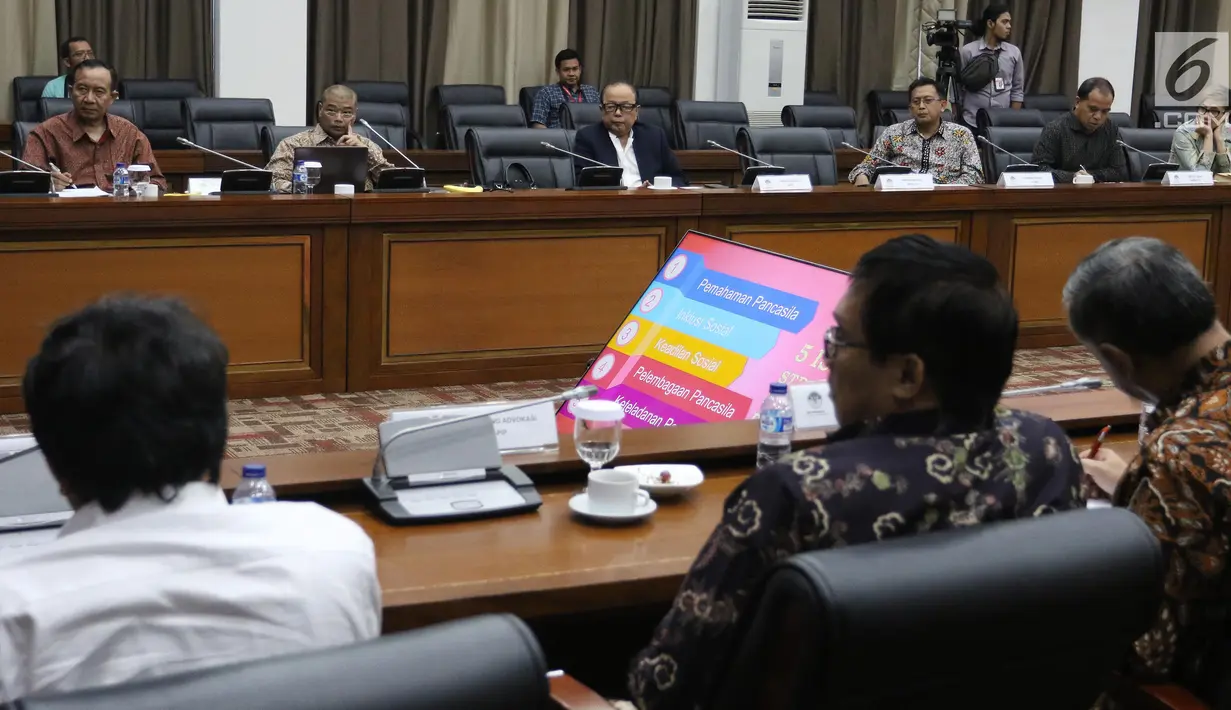 Suasana diskusi yang dihadiri para pemimpin redaksi media cetak, dan elektronik di Jakarta, Rabu (24/1). Diskusi tersebut mebahas penyebaran lima isu strategis membumikan pancasila ke pelosok Indonesia melalu media. (Liputan6.com/Angga Yuniar)