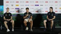 Kiri ke kanan: Stoffel Vandoorne, Mitch Evans, dan Nick Cassidy pada sesi konferensi pers jelang balapan Formula E Jakarta hari Jumat (03/06/2022). (Muhammad Iqbal Ichsan/Bola.com)