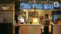 Suasana pada hari pertama kembali dibukanya bioskop CGV Grand Indonesia, Jakarta, Kamis (16/9/2021). Pemerintah memberikan kelonggaran dengan memperbolehkan bioskop buka kembali di wilayah berstatus PPKM level 3 dan 2 dengan kapasitas pengunjung 50 persen. (Liputan6.com/Faizal Fanani)
