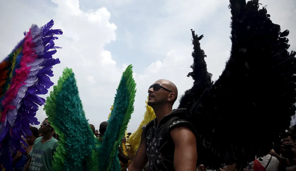 Peserta mengenakan kostum unik selama mengikuti parade di pantai Copacabana di Rio de Janeiro, Brasil, Minggu (15/11/2015). Ribuan orang berpartisipasi dalam parade kebanggan bagi orang gay dan lesbian di Brasil. (REUTERS/Pilar Olivares)