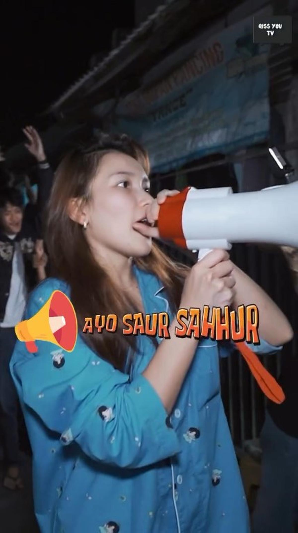 Masih Pakai Piyama, Ini 7 Potret Ayu Ting Ting Bangunkan Sahur Bareng Bocah Kampung - Totalitas Pakai Toa