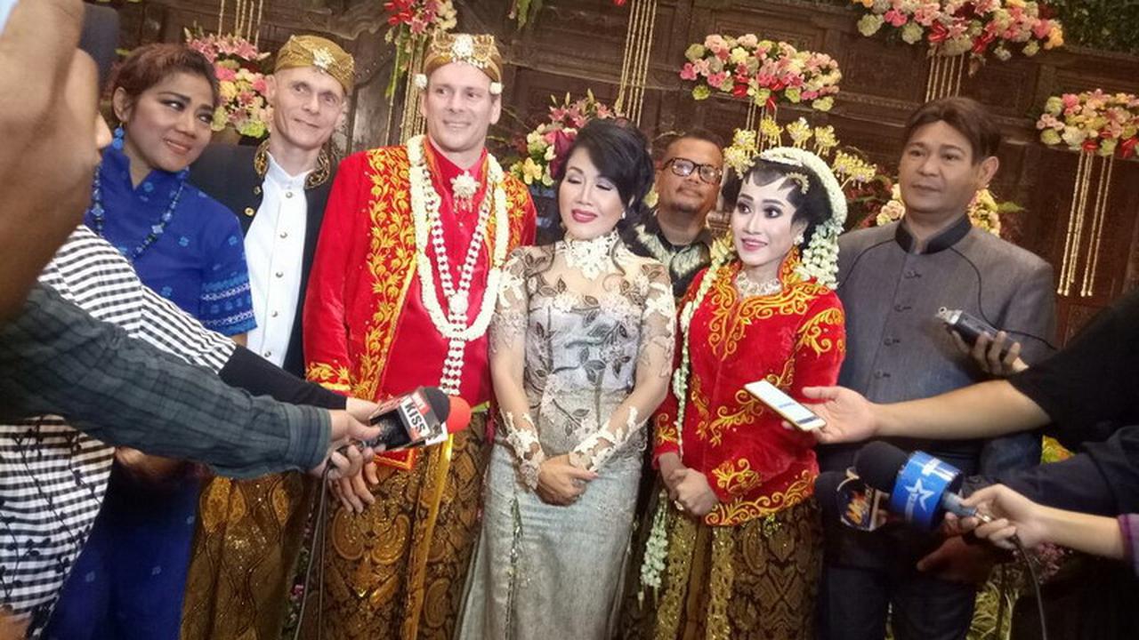 "Rasanya sudah haru setengah mati. Saya juga tadinya sudah saya kuat-kuatin, air mata jatuh juga. Ternyata seperti itu ya rasanya, Alhamdulillah semuanya lancar," kata Rita, dilansir KapanLagi.com via Okezone pada 6/6/2024.