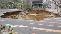 Saat ini, sinkhole tersebut memiliki diameter sekitar 18 meter dengan kedalaman hingga 20 meter. (Anthony WALLACE/AFP)