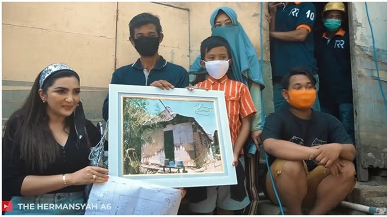 7 Potret Anang Hermansyah dan Ashanty Bantu Bedah Rumah di Mojokerto, Bikin Salut