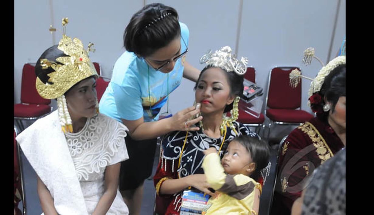 Salah satu pengantin didandani sebelum mengikuti Resepsi Penikahan Massal Pengantin se-Jabodetabek di Istora Senayan, Jakarta, Rabu (28/1/2015). (Liputan6.com/Herman Zakharia)