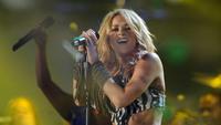 Lagu Waka Waka mengiringi perhelatan Piala Dunia 2010 di Afrika Selatan. Lagu Piala Dunia yang paling banyak diputar sepanjang masa ini memiliki musik yang riang dan menyenangkan. Lagu ini sendiri dilantunkan oleh Shakira, yang merupakan mantan kekasih bek timnas Spanyol dan Barcelona, Gerard Pique. (AFP/Jewel Samad)