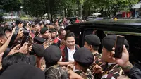 Puluhan Barisan Ansor Serba Guna Nahdlatul Ulama (Banser NU) menyambut hangat Ketua Umum PSSI Erick Thohir yang juga warga kehormatan Banser usai parade kemenangan Timnas U-22, Jum'at (19/5/2023).